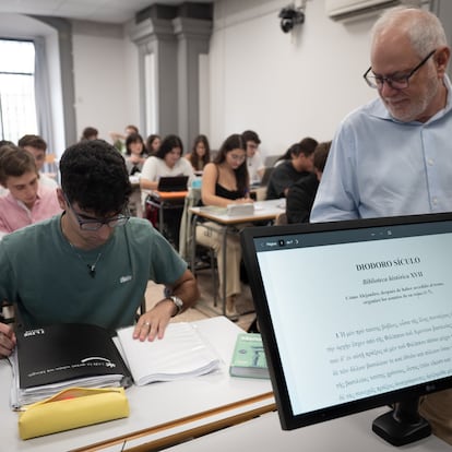 Sevilla 23/09/2024
Reportaje sobre como están subiendo las matriculaciones en Clásicas mientras bajan las lenguas vivas
en la imagen clase de texto griego con el profesor Francisco Ponce
FOTO DE MAYA BALANYA
