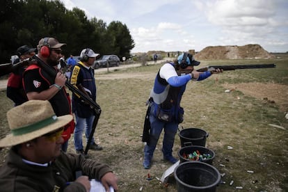 La tiradora Beatriz Laparra dispara durante un campeonato de tiro al plato en el centro cinegético Faustino Alonso, cerca de Valladolid.
