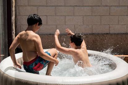Niños jugando en una piscina hinchable.