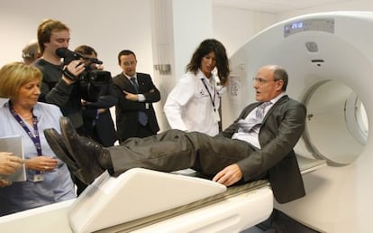 El consejero de Sanidad, Rafael Bengoa, probando un nuevo escáner adquirido por el Hospital de Cruces de Barakaldo.