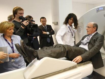 El consejero de Sanidad, Rafael Bengoa, probando un nuevo escáner adquirido por el Hospital de Cruces de Barakaldo.