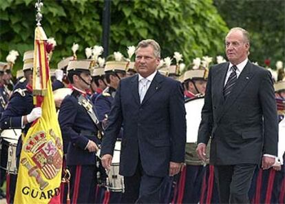 El Rey y el presidente polaco, Aleksander Kwasniewski, pasan revista en el palacio de la Zarzuela.