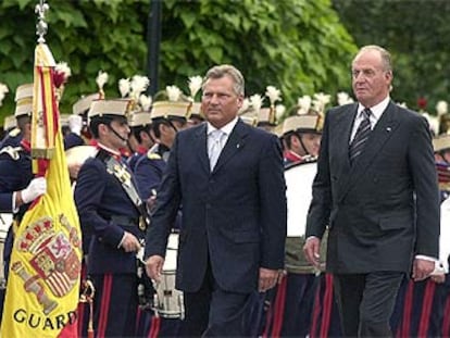 El Rey y el presidente polaco, Aleksander Kwasniewski, pasan revista en el palacio de la Zarzuela.