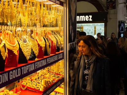 Varias mujeres pasan ante un escaparate con joyas de oro en el Gran Bazar de Estambul.