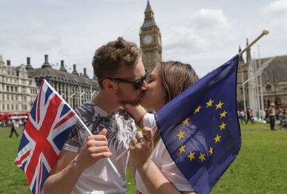 Una pareja con las banderas de Reino Unido y la Unión Europea se besa en la Plaza del Parlamento en Londres, en un acto a favor de la permanencia.