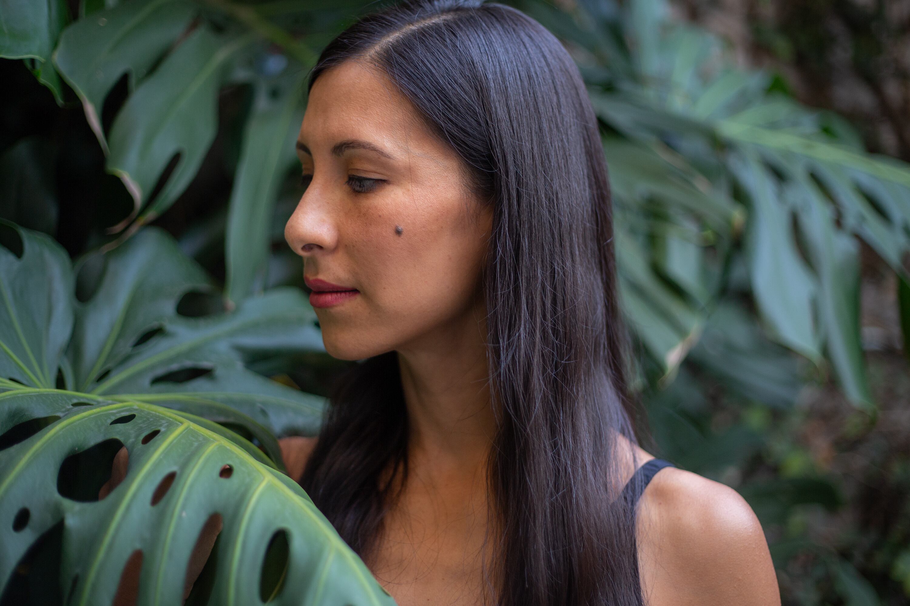 Elisa Carrillo, en el jardín de casa de sus padres, en Ciudad de México.