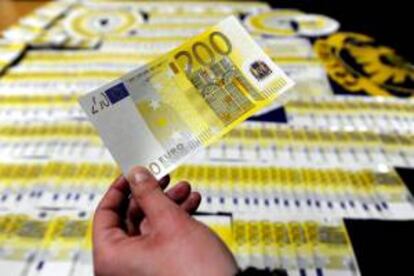 Fotografía de billetes falsos de 200 euros decomisados por la policía judicial portuguesa. EFE/Archivo