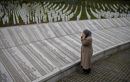 Una mujer reza ante la placa con los nombres de las víctimas de Srebrenica en Potocari tras conocer que Radovan Karadzic, exlíder serbobosnio, fue condenado a 40 años de cárcel por genocidio y crímenes de guerra y contra la humanidad por el Tribunal Penal Internacional para la antigua Yugoslavia, con sede en La Haya. El fallo lo declara responsable político del genocidio de la ciudad de Srebrenica, donde en 1995 fueron asesinados 8.000 varones musulmanes. También lo condena por el sitio de Sarajevo, donde murieron 12.000 personas entre 1992 y 1996.
