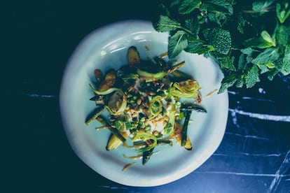 Notables son la zanahoria en ceviche de naranja, bogavante, apio, cilantro y piparras (24 euros), la alcachofa en flor asada con tataki de solomillo de vaca Discarlux, mojo picón y vinagreta de encurtidos (20 euros), o el pollo asado y marinado en tamarindo con ensalada de papaya (16 euros). La carta se completa con una serie de cócteles vegetales, y dulces a base de frutas, semillas y helados. 
