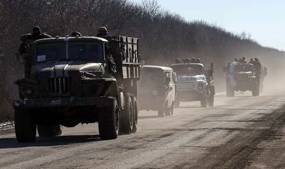 Poroshenko elogiou as tropas ucranianas por cumprir com sua obrigação na defesa de Debaltsevo e disse que demonstraram ao mundo "a verdadeira cara dos bandidos e separatistas que são apoiados pela Rússia". Na imagem, militares ucranianos saem da zona de Debáltsevo (Ucrânia).