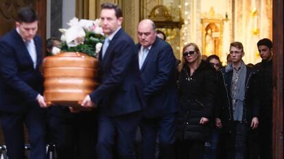 Familiares en el funeral de Andrea Carballo, asesinada por su expareja.