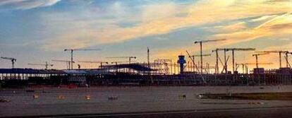 Obras de construcción de la nueva Terminal Sur del aeropuerto de El Prat.