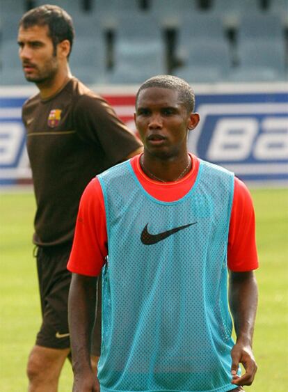 Eto'o, ante Guardiola, durante un entrenamiento de la pasada temporada.