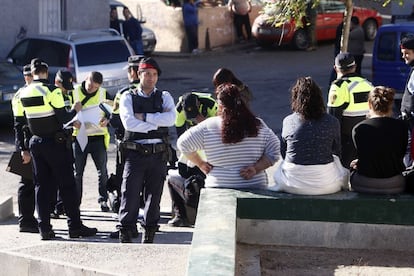 Los agentes intentan prevenir delitos contra la salud pública, ante la posible existencia de plantaciones de marihuana en algunas de estas viviendas y a la vez mantienen vigente el dispositivo de garantizar la seguridad al barrio desde el crimen del 1 de noviembre que enfrentó a dos clanes gitanos.