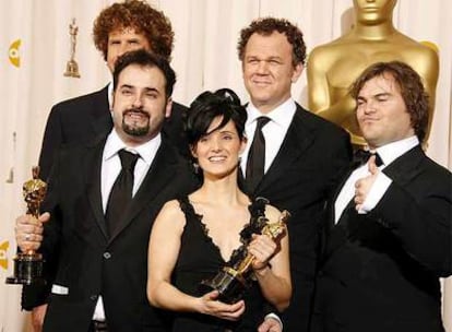 David Martí y Montse Ribé sostienen el premio Oscar que han ganado en la categoría de Mejor maquillaje por 'El Laberinto del Fauno'