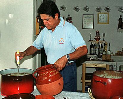 Federico Trillo, ayer en Cabo de Palos (Murcia), preparando sus famosos <b></b><i>michirones</i> (habas al estilo murciano).