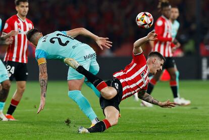 El centrocampista del Athletic Club, Oihan Sancet, cae ante el defensa del Mallorca, Antonio Raillo, durante el encuentro correspondiente a la final de la Copa del Rey que Athletic Club y Real Mallorca disputan hoy sábado en el estadio La Cartuja, en Sevilla.