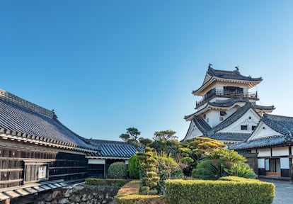 Shikoku es la cuarta isla más grande de <a href="https://elviajero.elpais.com/elviajero/2018/05/29/actualidad/1527584455_397942.html" target="_blank">Japón,</a> pero sobre todo es conocida por sus 88 templos sagrados, que permanecen allí desde hace 1.200 años. Es el peregrinaje más famoso del país, un lugar recóndito que empieza a ser descubierto por los viajeros no japoneses gracias en parte a un mayor número de vuelos internacionales que llegan a las principales ciudades de la isla: Takamatsu y Matsuyama. El próximo noviembre, además, Naoshima y otras 11 islas acogerán el <a href="https://setouchi-artfest.jp/en/" target="_blank">Setouchi Triennale Arts Festival</a>. Una razón más para visitar la isla y explorar atracciones como el recóndito valle de Iya, los remolinos de Naruto, los mercados del castillo de Kochi —en la imagen— y de Hirome, el Dogo Onsen de Matsuyama o subir al pico sagrado del sintoísmo, el monte Ishizuchi.<br></br> Algunos incluso se animan a ponerse en camino para hacer el peregrinaje budista de los 88 templos: un total de 1.400 kilómetros que nos descubren el Japón más auténtico. Una imagen típica: la del peregrino vestido de blanco que camina de templo en templo. Para convertirse en uno de ellos ('aruki henro' o peregrino caminante) hay que calcular unos 60 día para completar el circuito, aunque hay minicurcuitos de un día a alguno de los templos. El viajero menos aventurero también puede disfrutar con los jardines históricos, una magnífica cocina regional y los placeres modernos de las grandes ciudades.