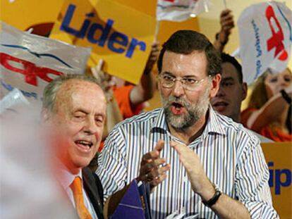Manuel Fraga y Mariano Rajoy, durante el mitin en Vigo.