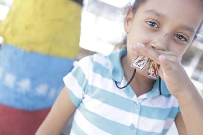 Una niña venezolana cruza Ecuador con destino a Perú.