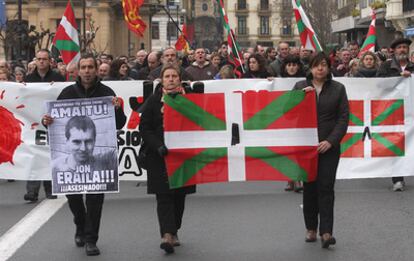 Cabeza de la manifestación en protesta por la muerte del etarra, en el Boulevard donostiarra.