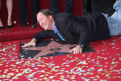 John Lasseter, creador de Pixar, besa su estrella en el Paseo de la Fama.