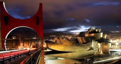 Vista del museo Guggenheim al atardecer desde el punte de la Salve, en el décimo aniversario de su creación, en 2007.