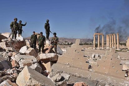 Soldados del Ejército sirio celebran la recuperación de Palmira que el pasado mes de mayo cayó en manos del ISIS.