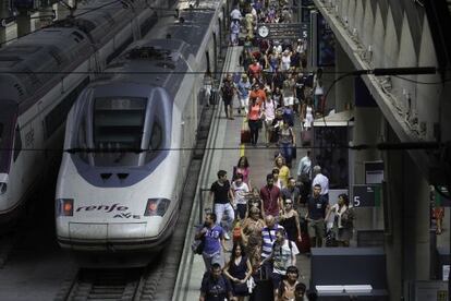 Pasajeros a su llegada a la estación de tren de Santa Justa en Sevilla