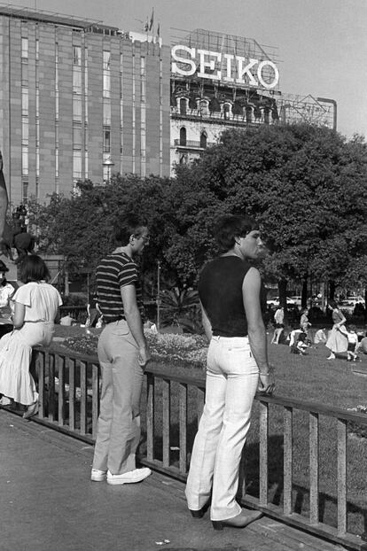Prostitució masculina a la plaça de Catalunya, el 1979.