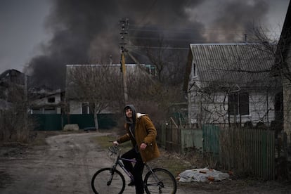 Un joven en bicicleta en Irpi durante los bombardeos en Irpin, este domingo. El presidente de Ucrania, Volodímir Zelenski, ha mantenido este domingo una conversación telefónica con el primer ministro británico, Boris Johnson, en la que han hablado sobre el ataque ruso a Ucrania. "Los líderes han discutido las necesidades urgentes de las Fuerzas Armadas de Ucrania y el primer ministro se ha comprometido a trabajar con sus socios para proporcionar un equipo defensivo mayor", han informado desde la oficina del británico, según informa Reuters.