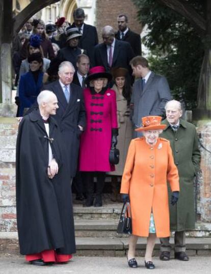 El príncipe Carlos de Gales; Camilla, duquesa de Cornwall; Meghan Markle; el príncipe Enrique; la reina Isabel II y el príncipe Felipe en Norfolk, tras el servicio religioso de Navidad.