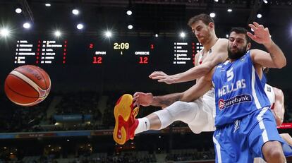 Víctor Claver (i) y el griego Yannis Bourousis luchan por un balón durante del partido de cuartos de final del Eurobasket.