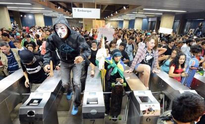 Students invade Brasil's subway during the protests