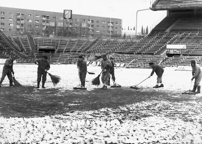 (9/3/1971) Una gran nevada cayó sobre Madrid el día antes del partido de ida de cuartos de final de la Copa de Europa. eL Atlético de Madrid venció al Legia de Varsovia (1-0) en el Estadio del Manzanares. Adelardo marcó el gol de la victoria.