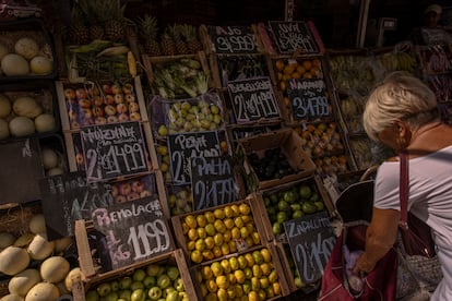 Precios de productos agrícolas en una tienda de comestibles en Buenos Aires, Argentina, el 28 de febrero de 2025. 