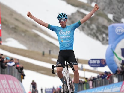 Davide Bais celebra este viernes el triunfo de etapa en el Giro.