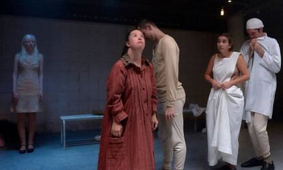 Patty Bonet (izquierda) en una escena de la obra teatral 'Cáscaras vacías'.