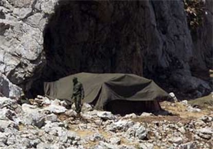 Un soldado marroquí junto a una tienda de campaña en la Isla Perejil.