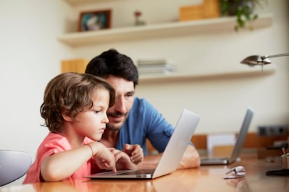 La educación digital demanda que los padres y madres acompañen a sus hijos y sean modelos en el uso de la tecnología.