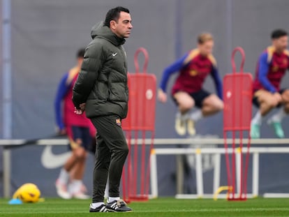 El técnico del FC Barcelona, Xavi Hernández, durante un entrenamiento en la ciudad deportiva de Sant Joan Despí.