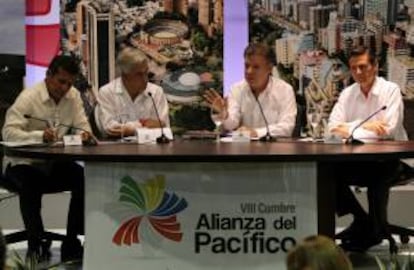 De izquierda a derecha, los presidente de Perú, Ollanta Humala; Chile, Sebastián Piñera; Colombia, Juan Manuel Santos, y México, Enrique Peña Nieto, miembros de la Alianza del Pacífico, firmaron el Protocolo Adicional para la liberalización de bienes, servicios e inversiones entre los Estados miembros, en el marco de la VIII Cumbre de la Alianza Pacífico, en Cartagena de Indias (Colombia).