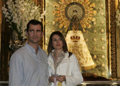 La visita al templo fue breve. La pareja oró ante la Virgen -cumpliendo una tradición de la familia real-, y luego subió al camarín para besar la imagen, que lucía un manto bordado por la reina María de las Mercedes. El deán, Antero Hombria, explicó que les ofreció firmar en el libro de oro. La avalancha de gente fue tan impresionante dentro del templo que el libro tuvo que ser firmado fuera de la sacristía porque no se podía pasar a ella.