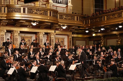 El director alemán Christian Thielemann, al frente de la Filarmónica de Viena en el Concierto de Año Nuevo de 2024, en una imagen de la orquesta.