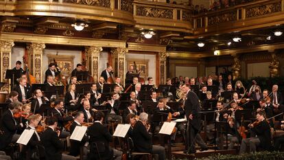 El director alemán Christian Thielemann, al frente de la Filarmónica de Viena en el Concierto de Año Nuevo de 2024, en una imagen de la orquesta.