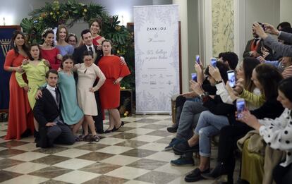 Ángel, Javier, Ana, Pilar, Rocío, Gema, e Beatriz posam com outros modelos ao final do desfile de moda por ocasião do Dia Internacional da Síndrome de Down no Hotel Wellington em Madri. "Outro dia, chegamos à conclusão de que não queremos mães-coragem, mas uma sociedade-coragem", acrescentou González para destacar que esse tipo de iniciativa fomenta que as pessoas com Síndrome de Down recebam o mesmo tratamento "que o resto da sociedade".