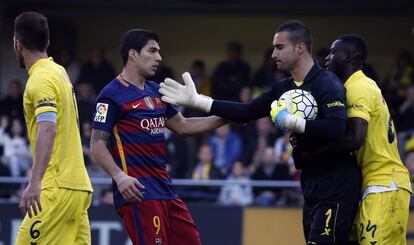 Luis Suárez ante Asenjo.