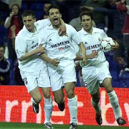 Portillo felicita a Morientes tras su primer gol, el del empate, mientras Raúl lleva el balón para no perder tiempo.