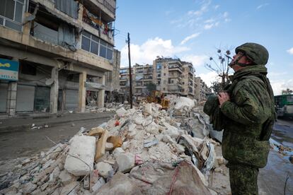 Un soldado ruso inspecciona los daños causados en un edificio en la ciudad de Alepo (Siria). 