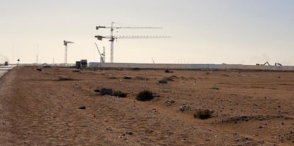Parque tecnológico de energías renovables en construcción en Fum el Ued, cerca de El Aaiún.